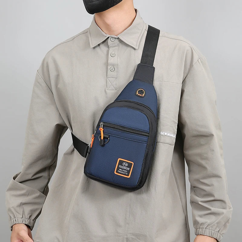Detail kvalitního kovového zipu, odolné tkaniny a D-kroužku na černé crossbody tašce.