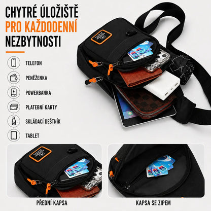 Muž s modrou crossbody taškou přes rameno. Praktická taška s několika kapsami na každodenní použití.